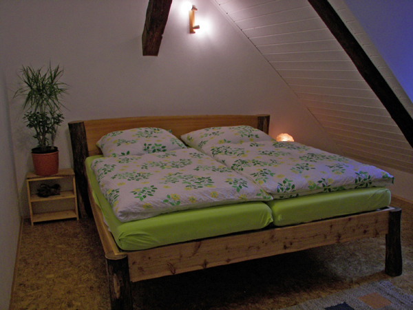 Massivholz-Doppelbett 